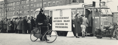 604235 Afbeelding van de pendelbus tussen de Jaarbeursgebouwen aan de Croeselaan en het Vredenburg (via het Centraal ...